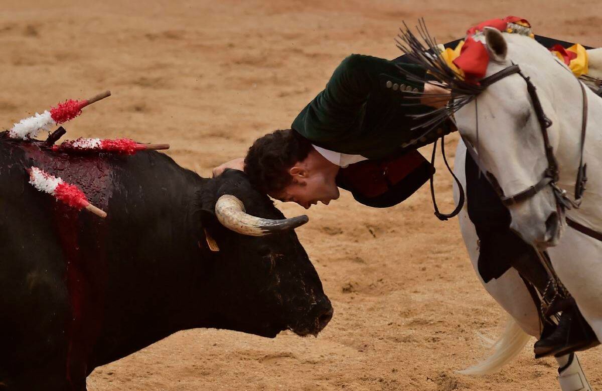 El torero Leonardo Hernández se inclina a tocar la cabeza de un toro con su frente durante una corrida a caballo en las fiestas de San Fermín en Pamplona, España, el jueves 6 de julio de 2017. El primero de ocho días de la carrera de los toros por las calles Del casco antiguo de Pamplona comienza el viernes. (Foto AP / Álvaro Barrientos)