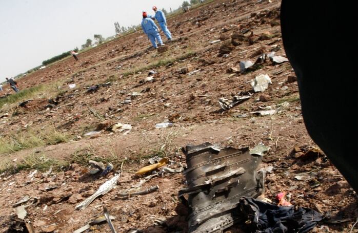 Miércoles, 15 de julio de 2009. Trabajos de rescate en el lugar del accidente de la aerolínea iraní Caspian Airlines. AP Photo/Vahid Salemi.