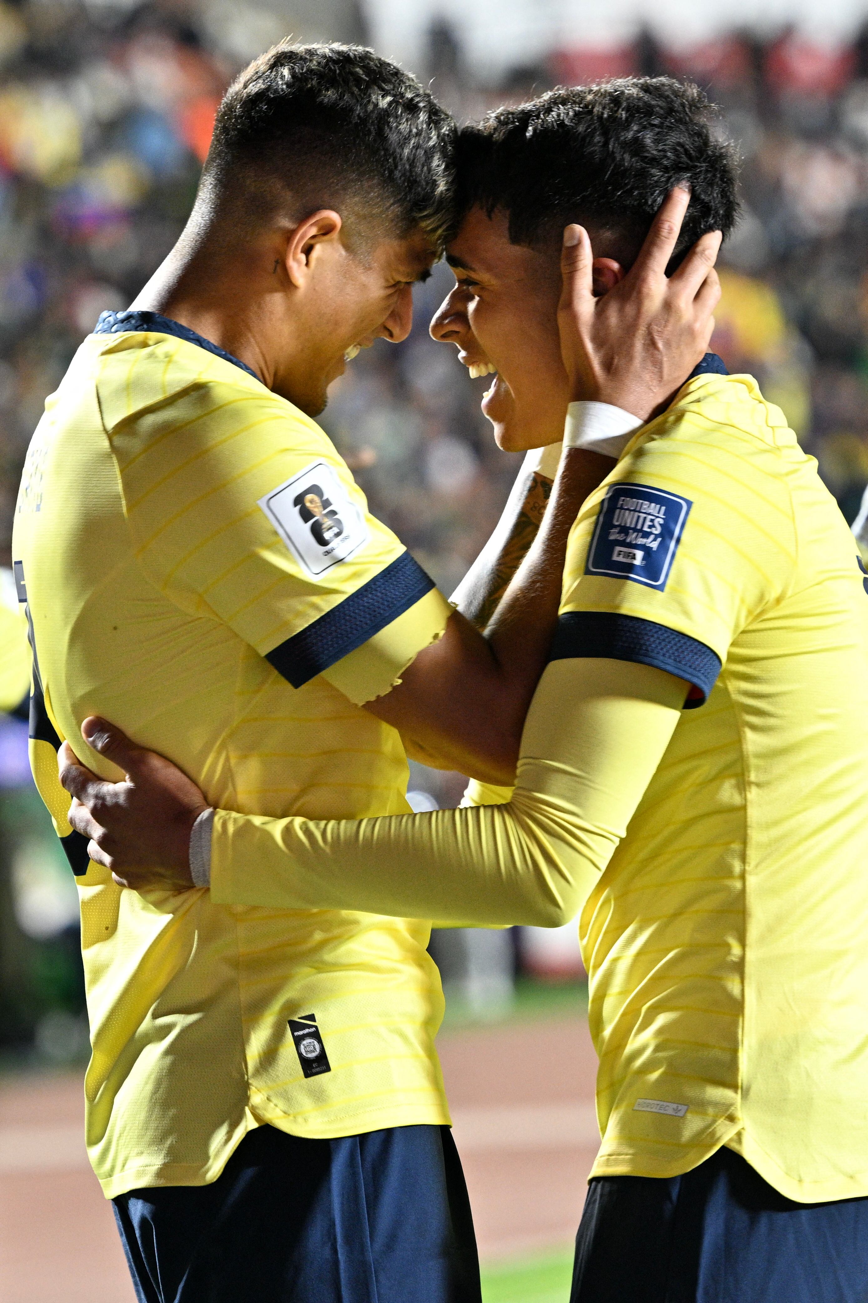 Piero Hincapié celebrando un gol de Ecuador en La Paz.
