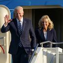 El presidente estadounidense Joe Biden y la primera dama Jill Biden llegan a bordo del Air Force One en RAF Mildenhall, Inglaterra, antes de la cumbre del G7 en Cornwall, el miércoles 9 de junio de 2021. Biden asistirá a la cumbre del G7 en Cornwall, suroeste de Inglaterra. Foto: Joe Giddens / Pool vía AP.