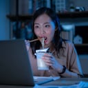 Investigaciones relacionan la cena tardía con un mayor riesgo de enfermedades cerebrovasculares.
