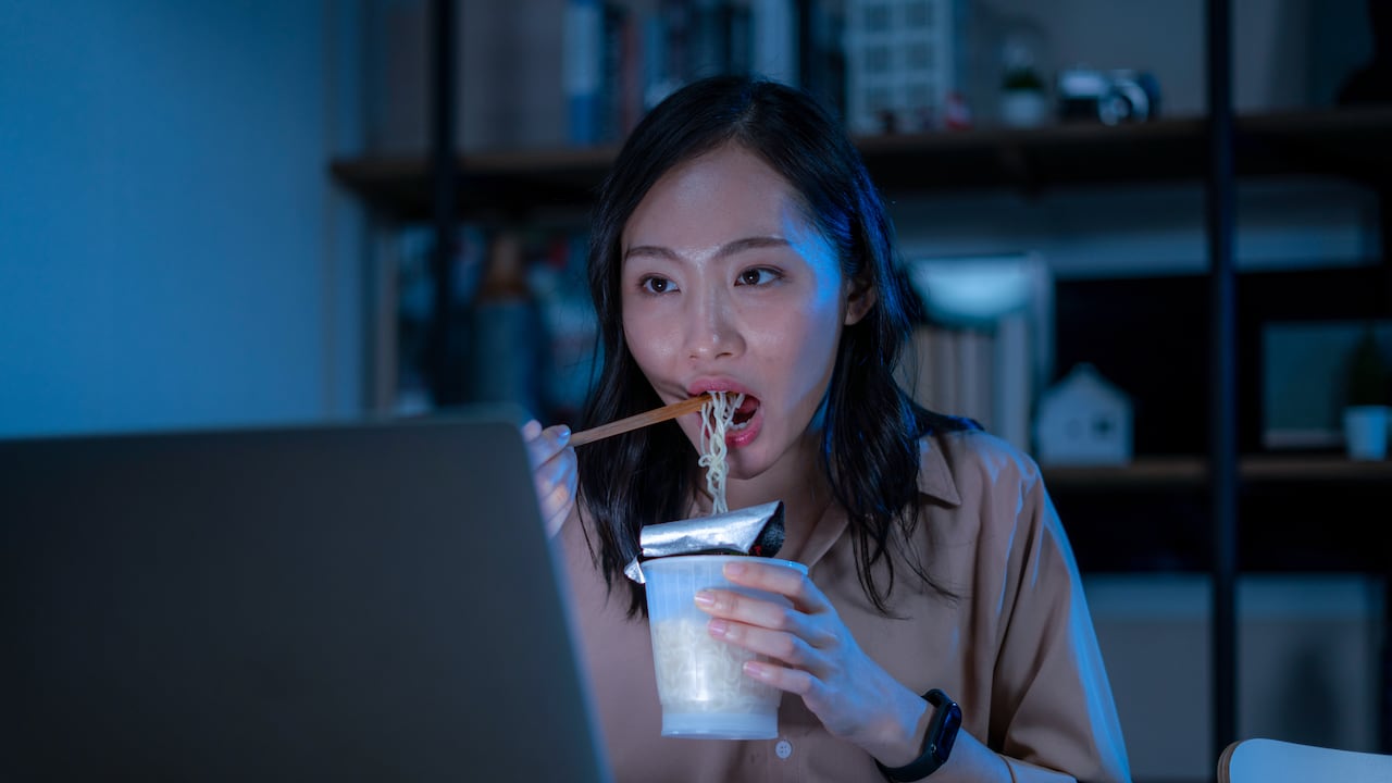Investigaciones relacionan la cena tardía con un mayor riesgo de enfermedades cerebrovasculares.
