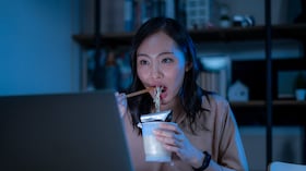 Investigaciones relacionan la cena tardía con un mayor riesgo de enfermedades cerebrovasculares.