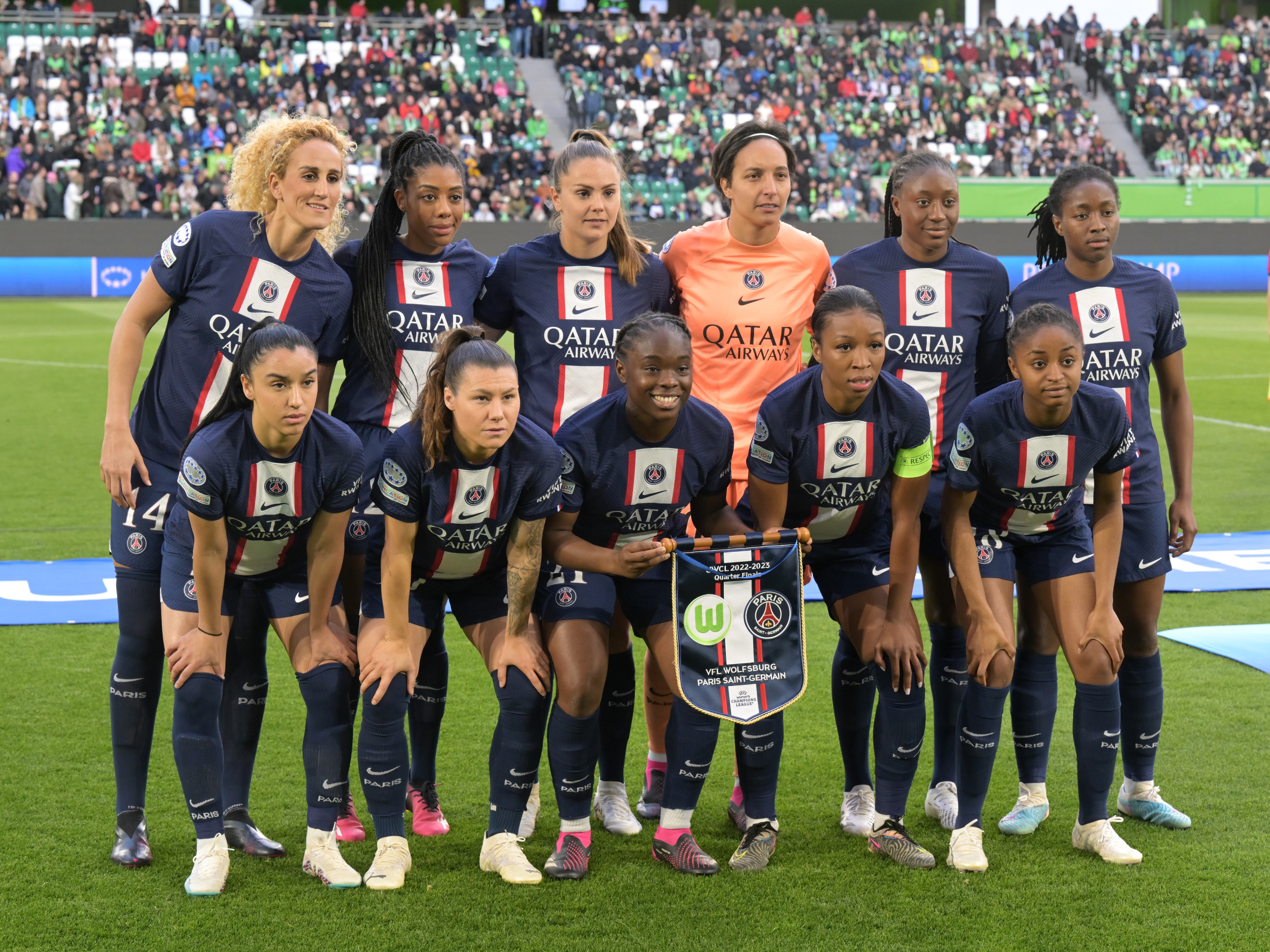 Kheira Hamraoui del Paris Saint Germain femenino, Ashley Lawrence del Paris Saint Germain femenino, Lieke Martens del Paris Saint Germain femenino, portera del Paris Saint Germain femenina Sarah Bouhaddi, Oriane Jean Francois del Paris Saint Germain femenino (delantero izq.) Sakina Karchaoui del Paris Saint Germain femenino, Ramona Bachmann del Paris Saint Germain femenino, Sandy Baltimore del Paris Saint Germain femenino, Grace Geyoro del Paris Saint Germain femenino, Lauren Fazer del Paris Saint Germain femenino durante el partido de cuartos de final de la Liga de Campeones de la UEFA para mujeres entre VFL Wolfsburg y Paris Saint Germain en el VFL Wolfsburg Arena el 30 de marzo de 2023 en Wolfsburg, Alemania. AP | Altura holandesa | Gerrit van Colonia (Foto de ANP vía Getty Images)