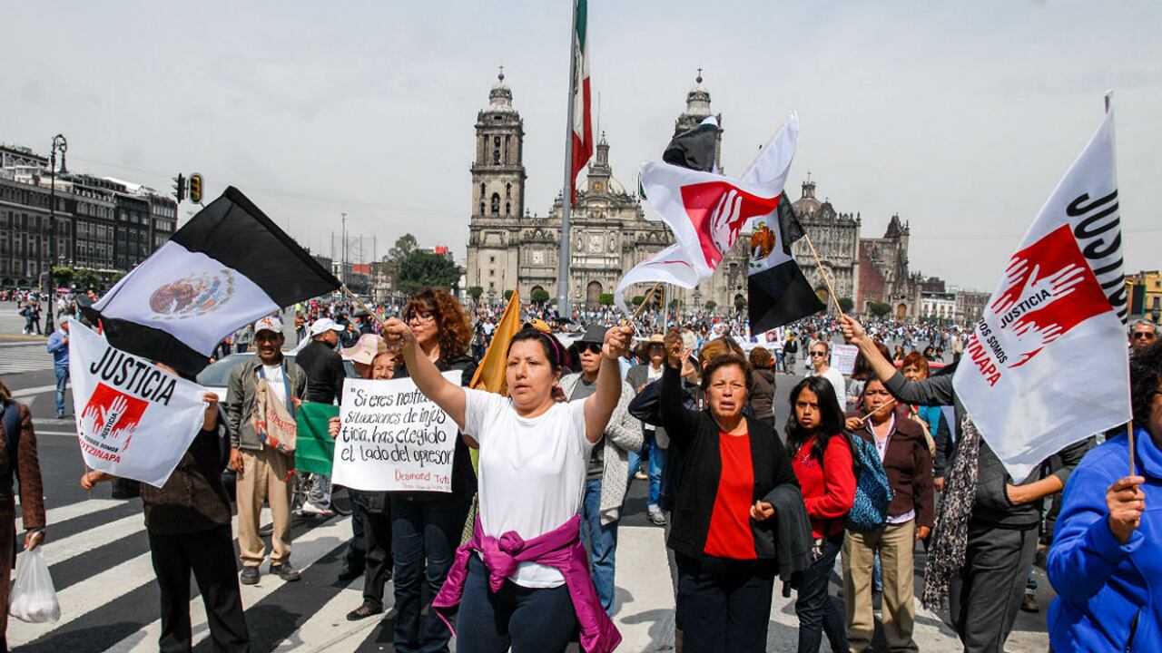 Manifestantes participan en la marcha "43x43. Ni un desaparecido más" en México