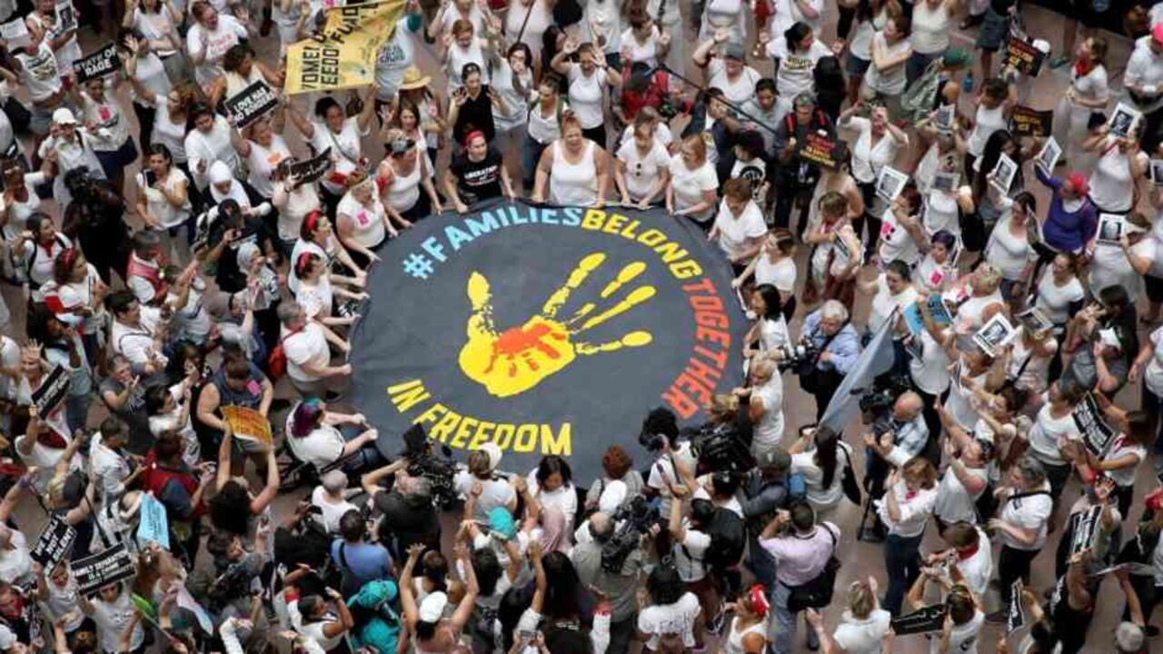 575 personas llevaron a cabo una protesta sentadas en el atrio de un edificio de oficinas del Senado