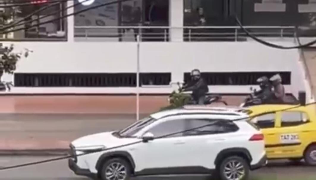 Los sujetos en las motos cometieron un violento atraco en Bogotá.