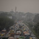 El tráfico se mueve en medio de un manto de smog, causado por una mezcla de contaminación y niebla en Nueva Delhi, India, el jueves 18 de noviembre de 2021. Foto AP / Altaf Qadri