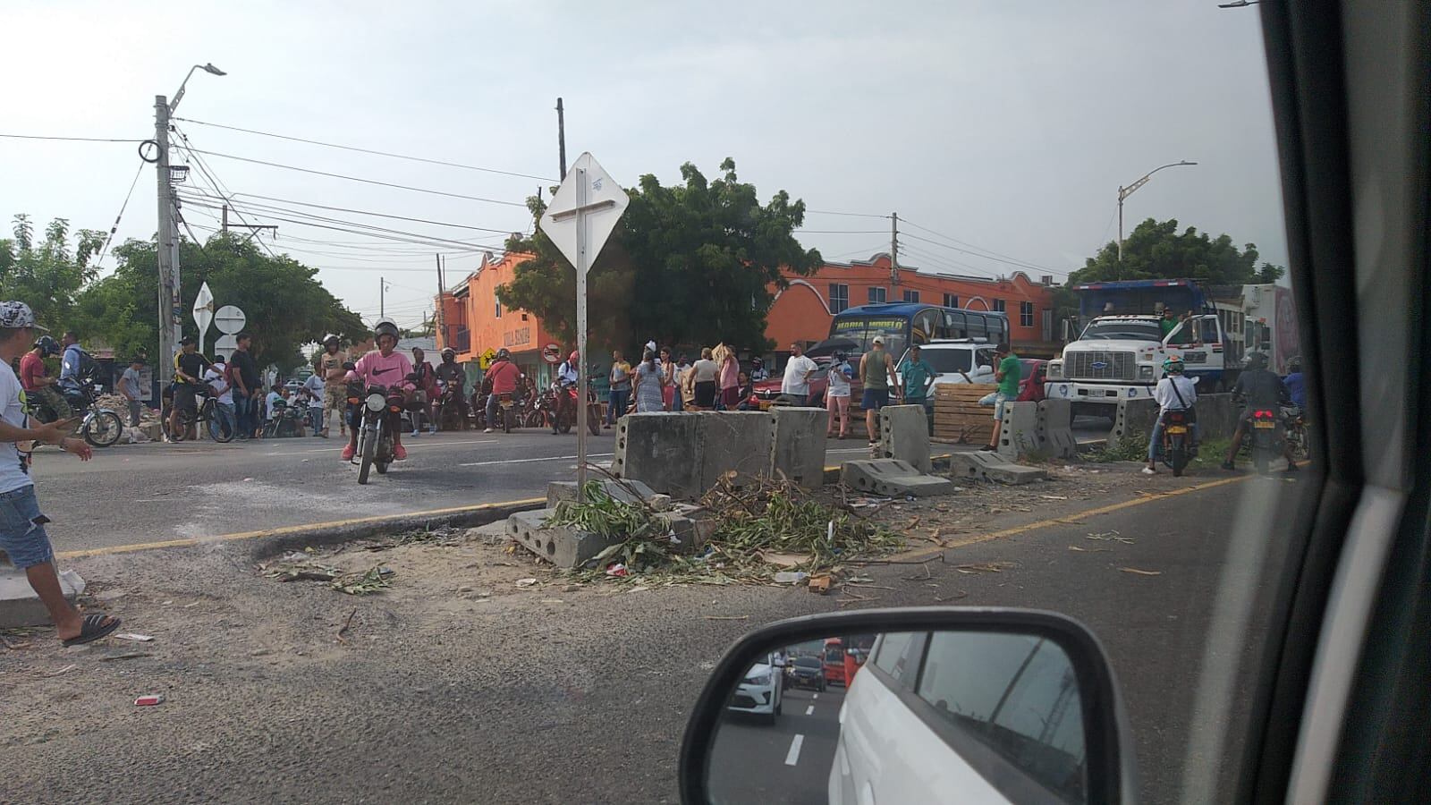 Bloqueo en avenida Circunvalar, sector Los Olivos y La Pradera