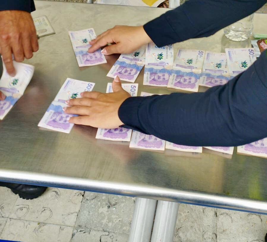 Policía capturó sujetos que compraban votos en una institución educativa de Medellín.