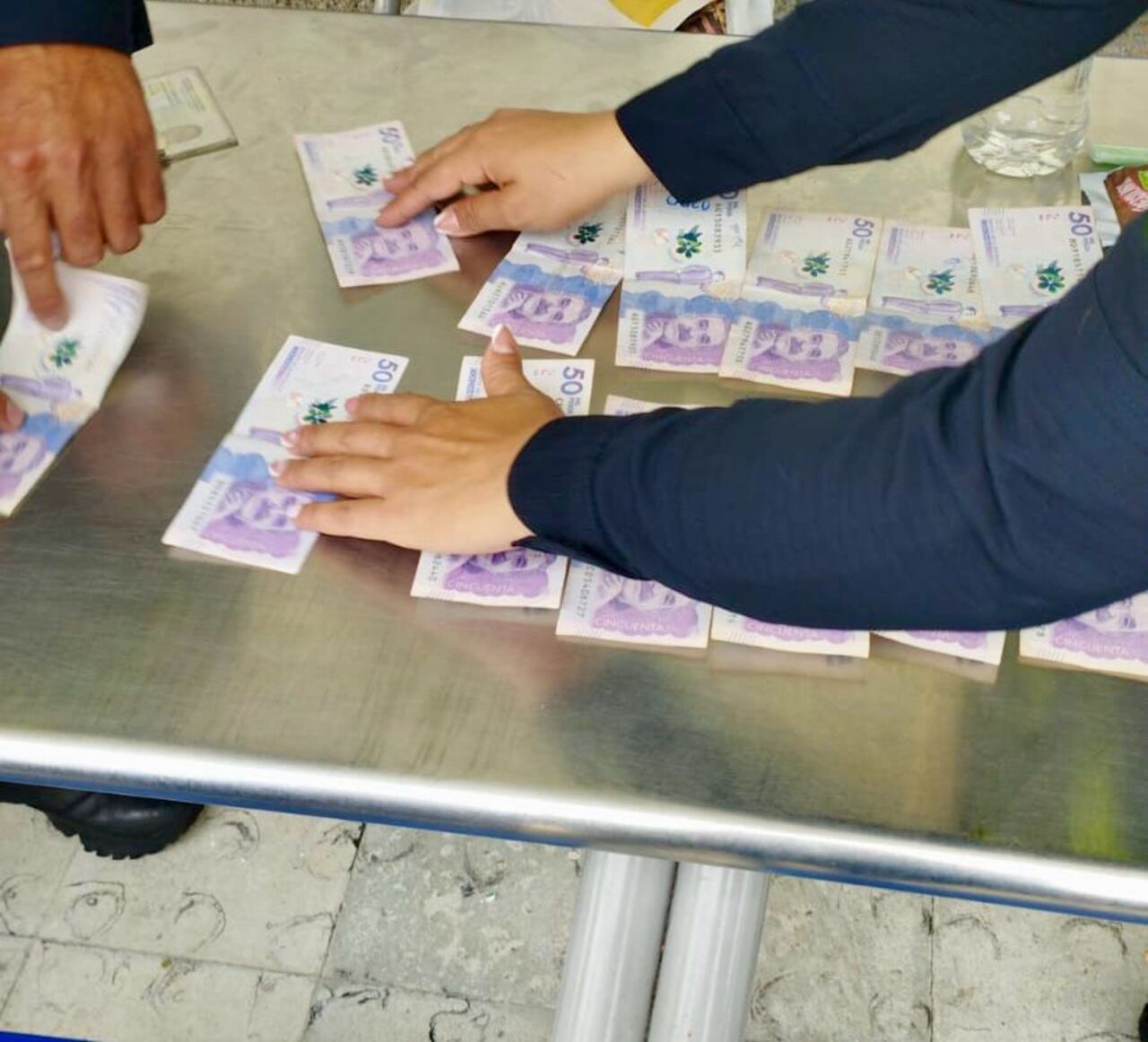 Policía capturó sujetos que compraban votos en una institución educativa de Medellín.