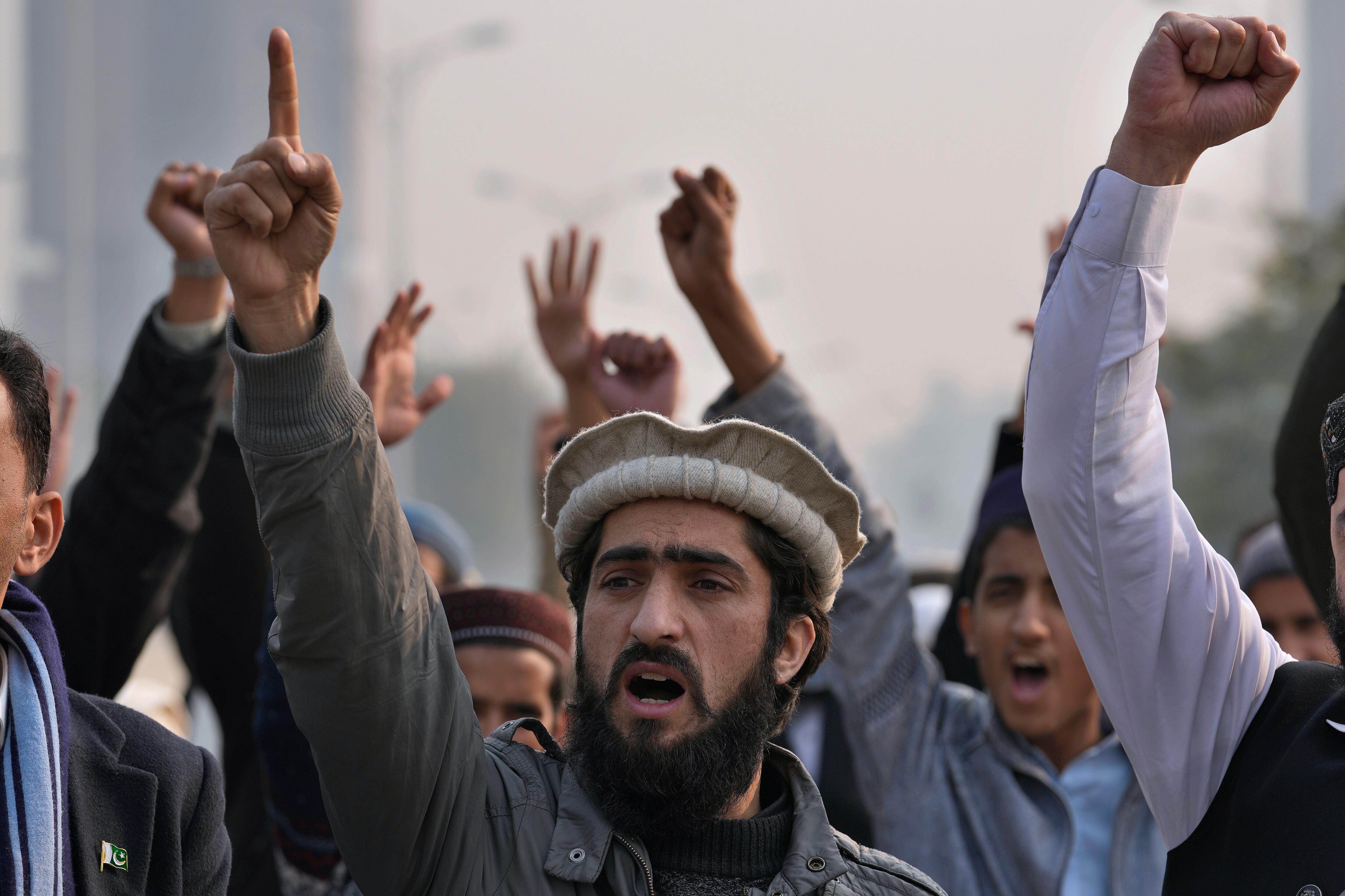 El Ejército de Liberación Baluche, un grupo separatista que opera en la región desde 2000, dijo en un comunicado que los ataques habían golpeado y matado a su gente.