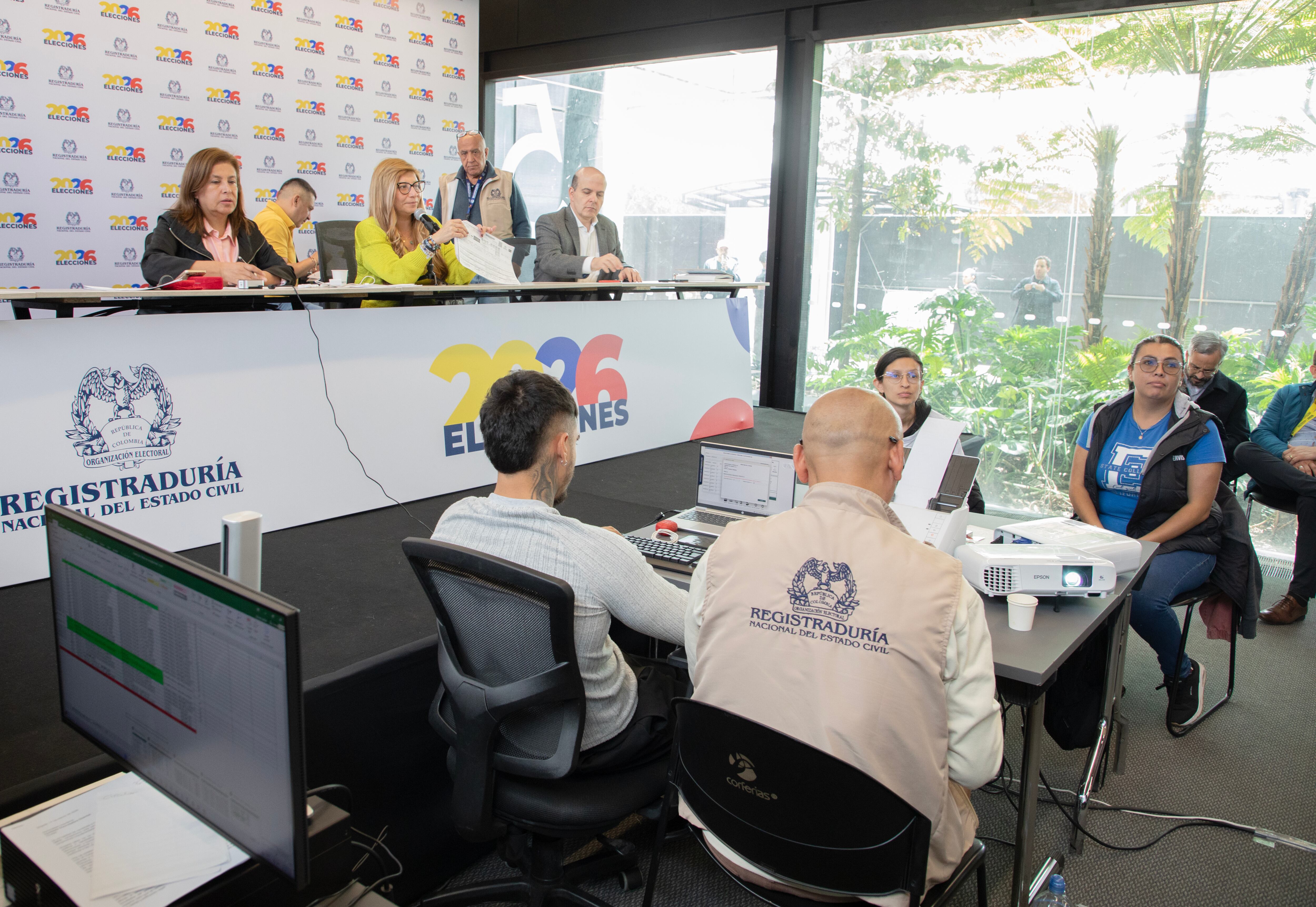 El escrutinio se realiza en audiencias públicas, lo que permite que cualquier ciudadano pueda observar el proceso. Sin embargo, quienes intervienen activamente son los testigos electorales, los apoderados y los candidatos.