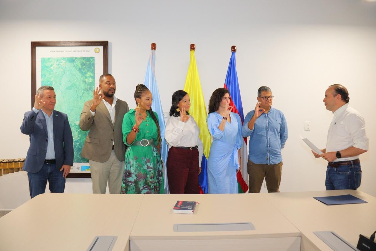 Funcionarios tomando posesión en Cali para los últimos 18 meses de la administración Eder.