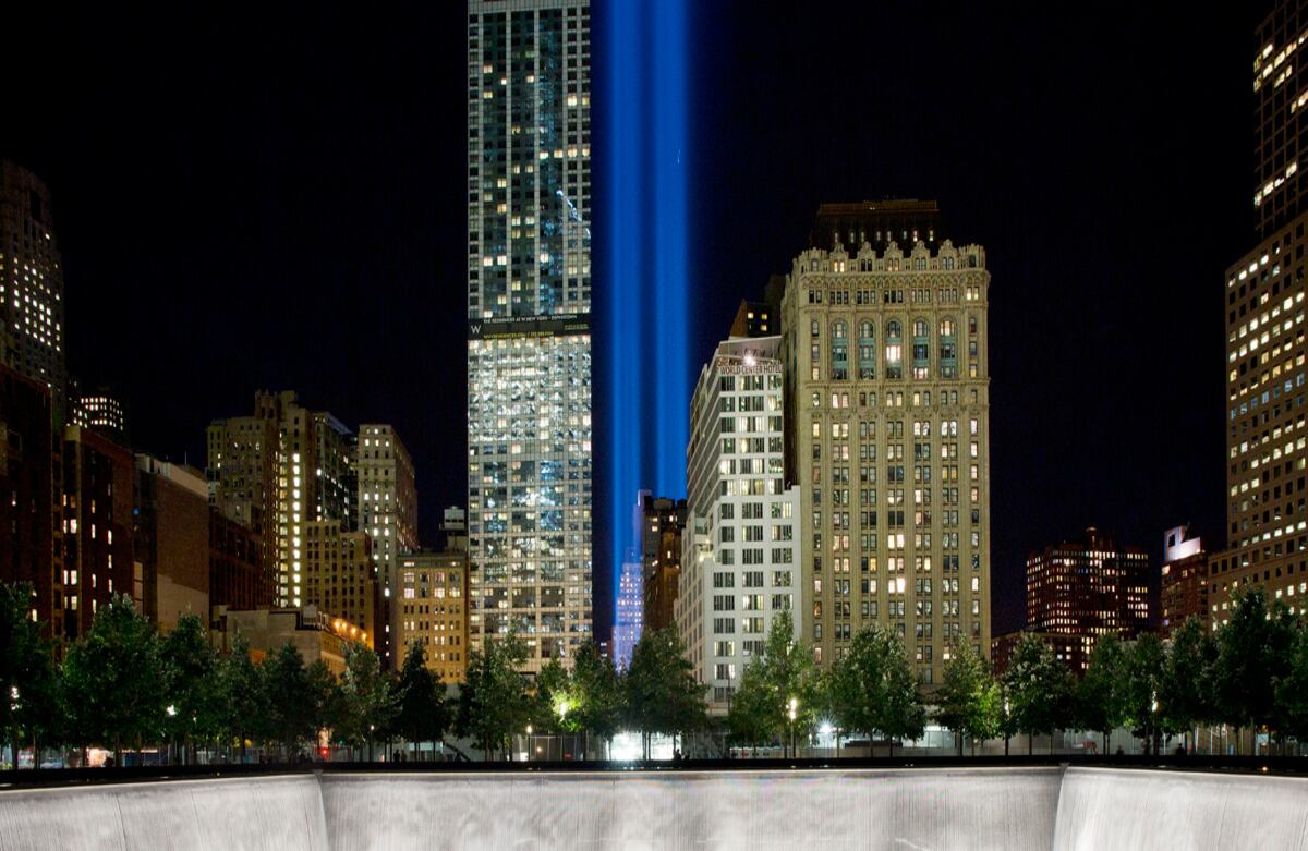 Dos haces de luz se proyectan como tributo a los ataques del 11 de septiembre de 2001 en Nueva York, Estados Unidos. (AP)