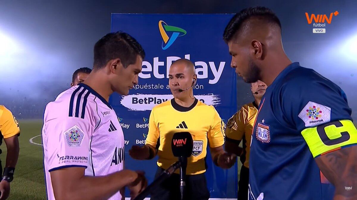 Mackalister Silva de Millonarios, árbitro Héctor Rivera y Jairo Molina del Chicó.