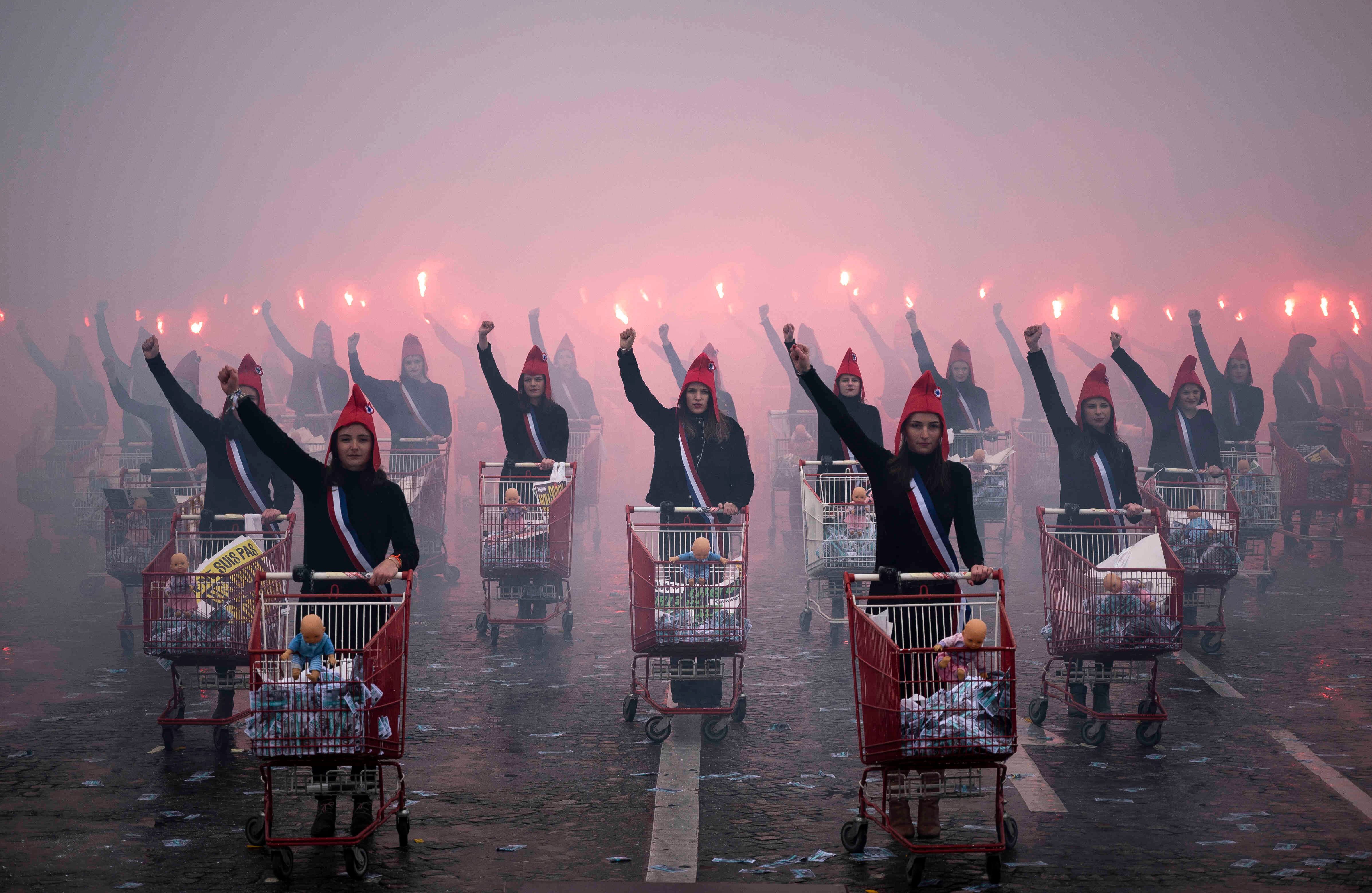 Cientos de miembros del grupo activista conservador Manif pour Tous (Protesta para Todos, en español)  se visten como Marianne, símbolo femenino de la República Francesa, para protestar al frente de la Asamblea Nacional, en París, contra la reproducción asistida, el 8 de marzo de 2020. (Foto: Lionel Bonaventure / AFP)