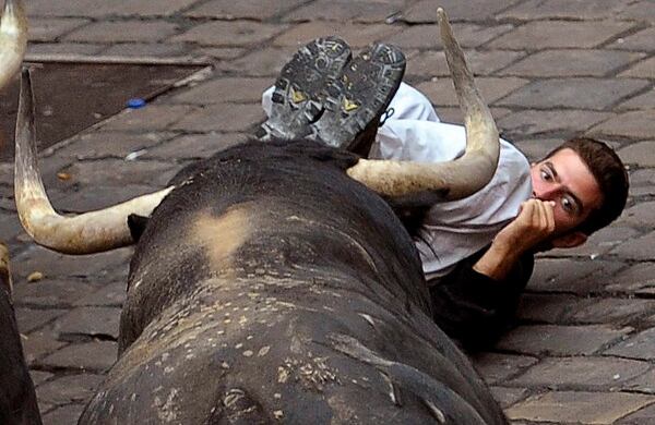 Otro toro que indulta a un corredor 