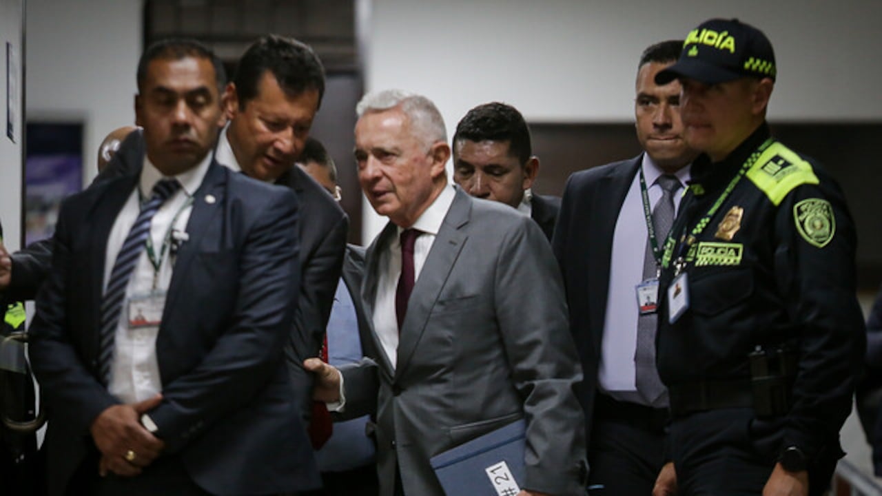 El expresidente Álvaro Uribe Vélez en el complejo judicial de Paloquemao.