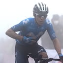 Team Movistar's Colombian rider Miguel Angel Lopez celebrates as he wins the 18th stage of the 2021 La Vuelta cycling tour of Spain, a 162.6 km race from Salas to Altu d'El Gamoniteiru in Pola de Lena, on September 2, 2021. (Photo by MIGUEL RIOPA / AFP)