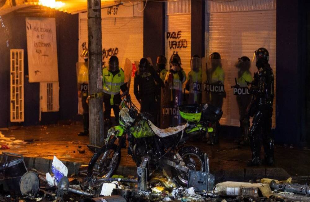 La Policía Nacional indicó que 93 uniformados resultaron heridos: (87 en Bogotá, 3 en Soacha y 3 en Madrid, Cundinamarca). No obstante, siete civiles fallecieron, tres de ellos por impacto de bala. En contraste, la alcaldesa Claudia López reportó, a las 7:30 a.m. que la Secretaría de Salud tenía el registro de 58 personas heridas por arma de fuego y otros 114 policías lesionados. Esteban Vega / SEMANA.