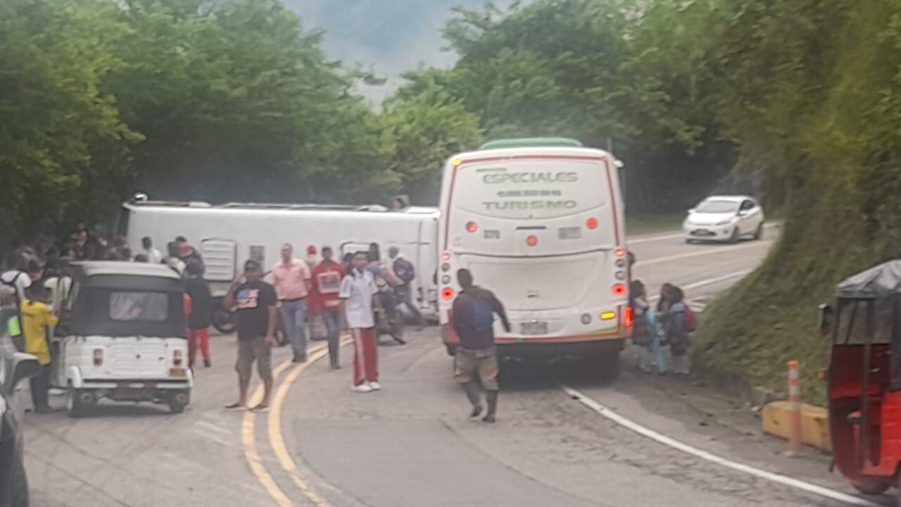 Una persona muerta y ocho menores de edad heridos deja accidente de una ruta escolar en el municipio de Dabeiba, occidente de Antioquia, a cuatro horas de Medellín.