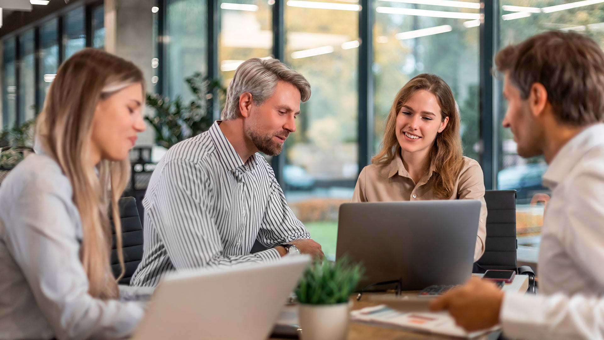 Expertos, gremios y universidades coinciden en una preocupación por el alza del salario mínimo, pero advierten en la innovación la clave para el futuro del empleo.