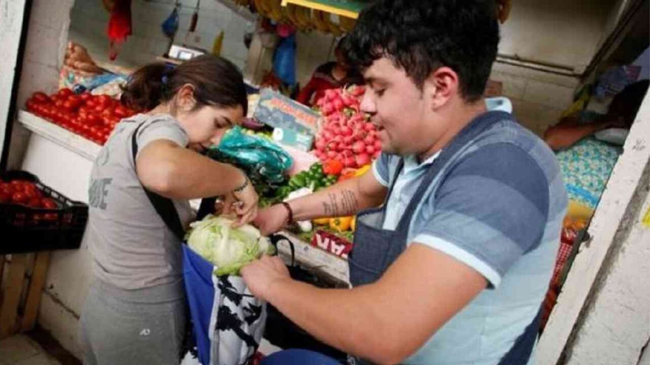 El gobierno de Ciudad de México busca que los consumidores lleven sus propias bolsas reutilizables para hacer sus compras. Foto: Reuters
