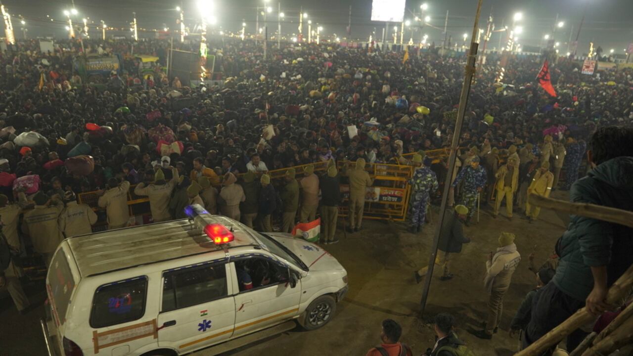 Una ambulancia llega al lugar de una estampida en el Sangam, confluencia de los ríos Ganges, Yamuna y el mítico Saraswati, en el "Mauni Amavasya" o día de luna nueva durante el festival Maha Kumbh, en Prayagraj, Uttar Pradesh, India. Miércoles 29 de enero de 2025. (Foto AP)