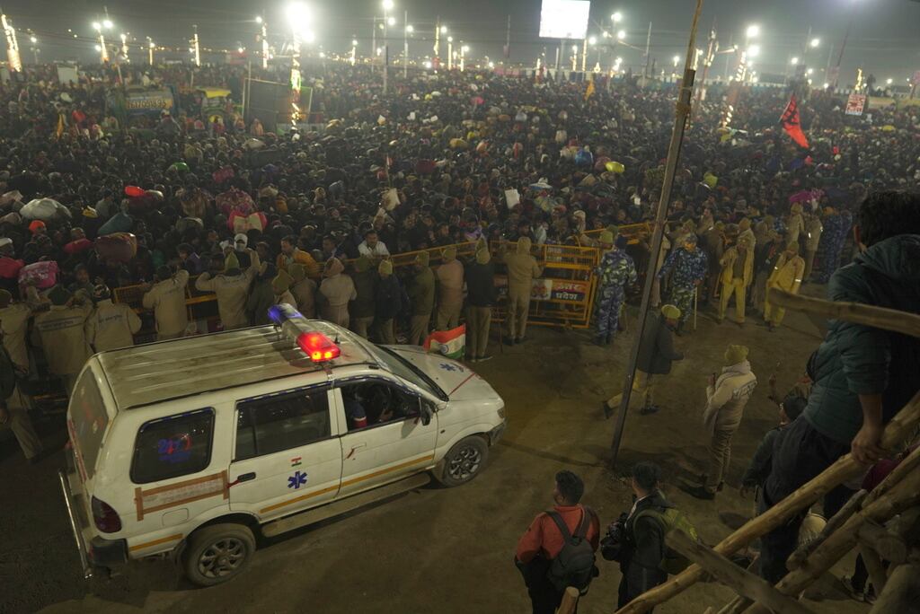 Una ambulancia llega al lugar de una estampida en el Sangam, confluencia de los ríos Ganges, Yamuna y el mítico Saraswati, en el "Mauni Amavasya" o día de luna nueva durante el festival Maha Kumbh, en Prayagraj, Uttar Pradesh, India. Miércoles 29 de enero de 2025. (Foto AP)