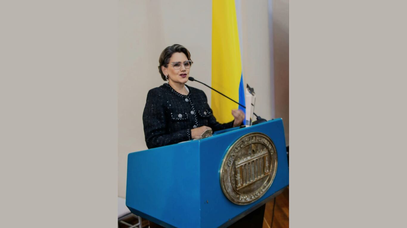 Sandra Suárez presidenta del Círculo de Mujeres recibiendo su reconocimiento.