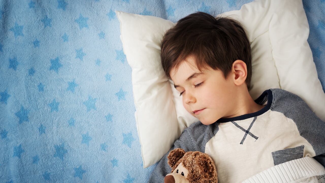 Niño de seis años durmiendo