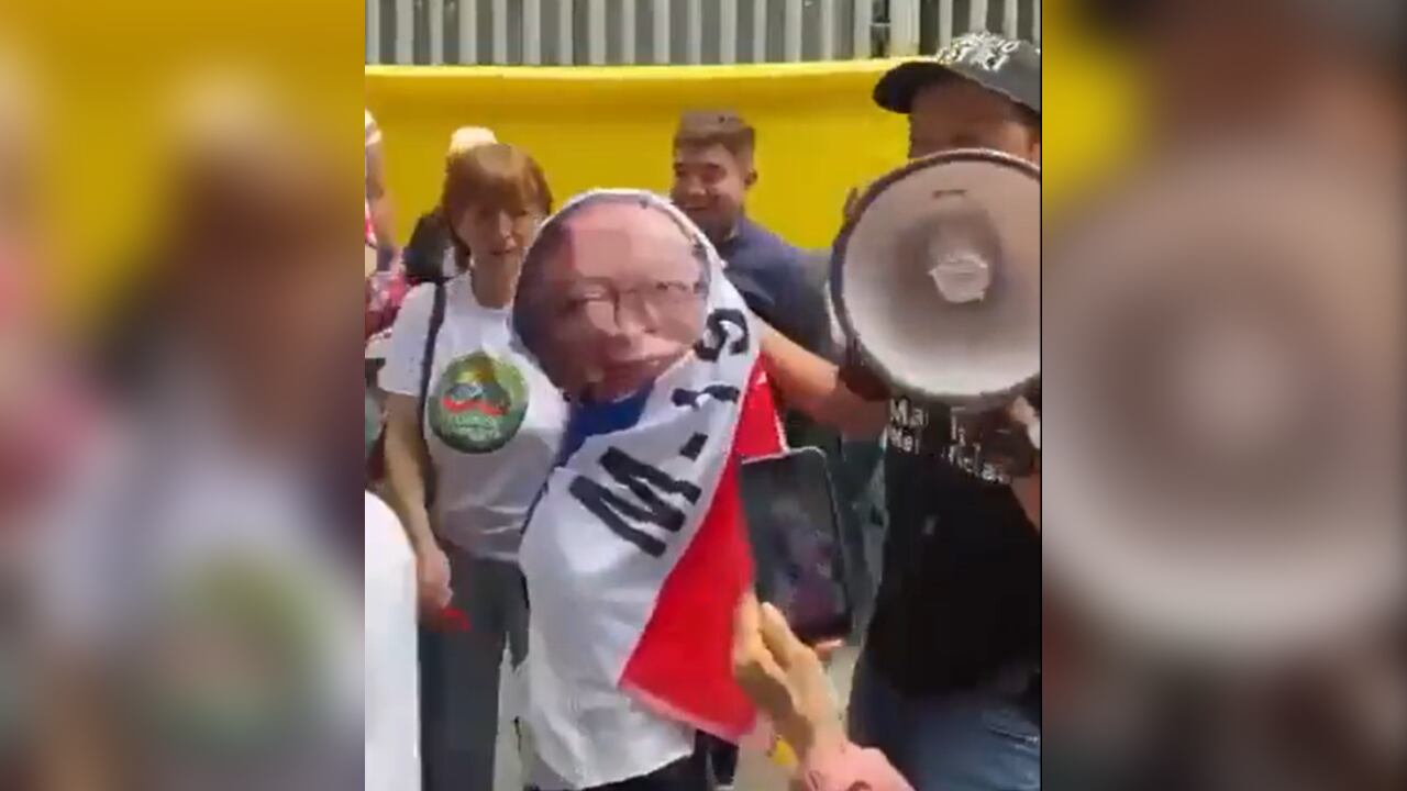 Los manifestantes también incendiaron una bandera del M-19.