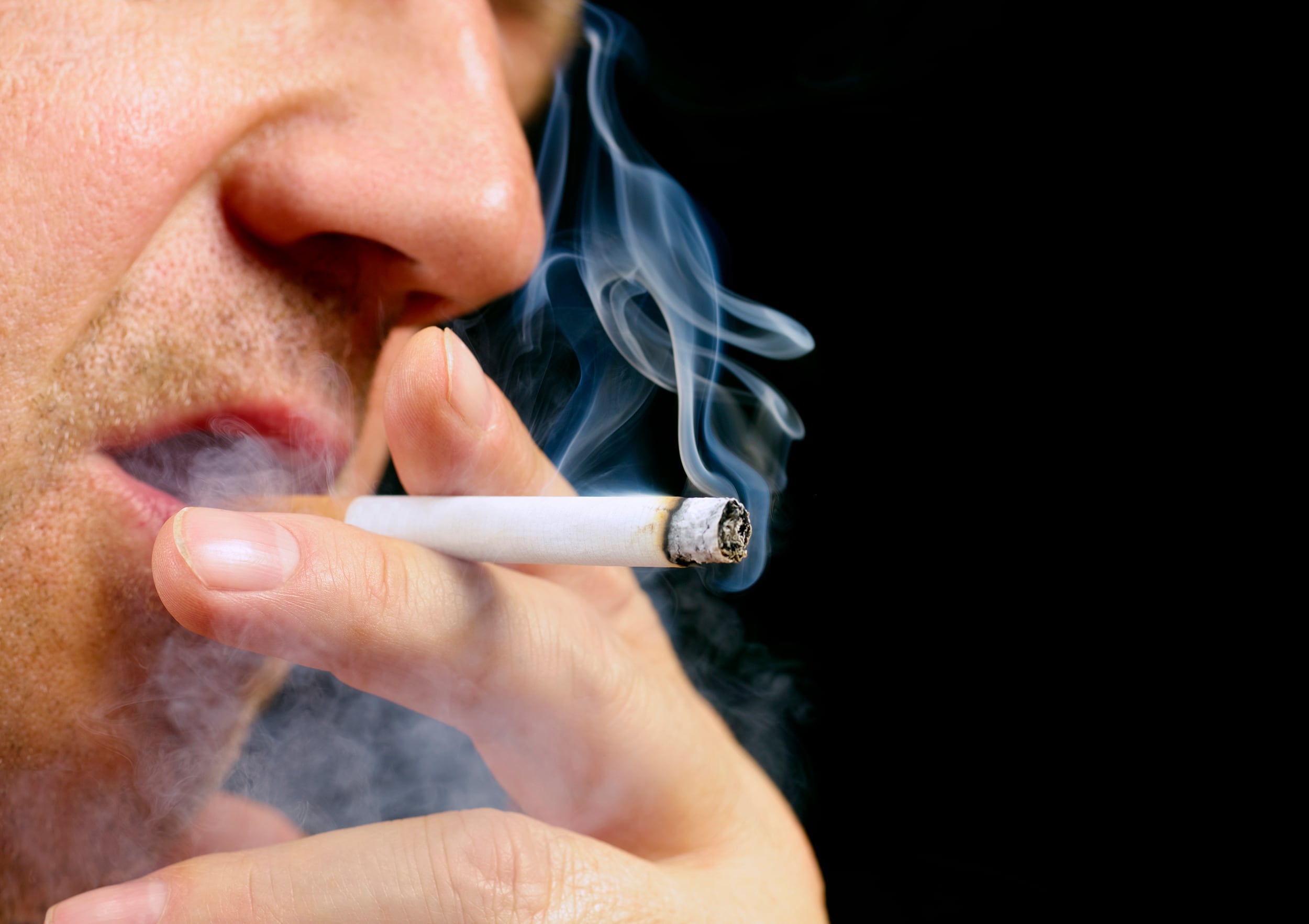 Hombre fumando cigarrillo