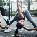 Mujeres haciendo calentamiento antes del entrenamiento físico en Berlín.
