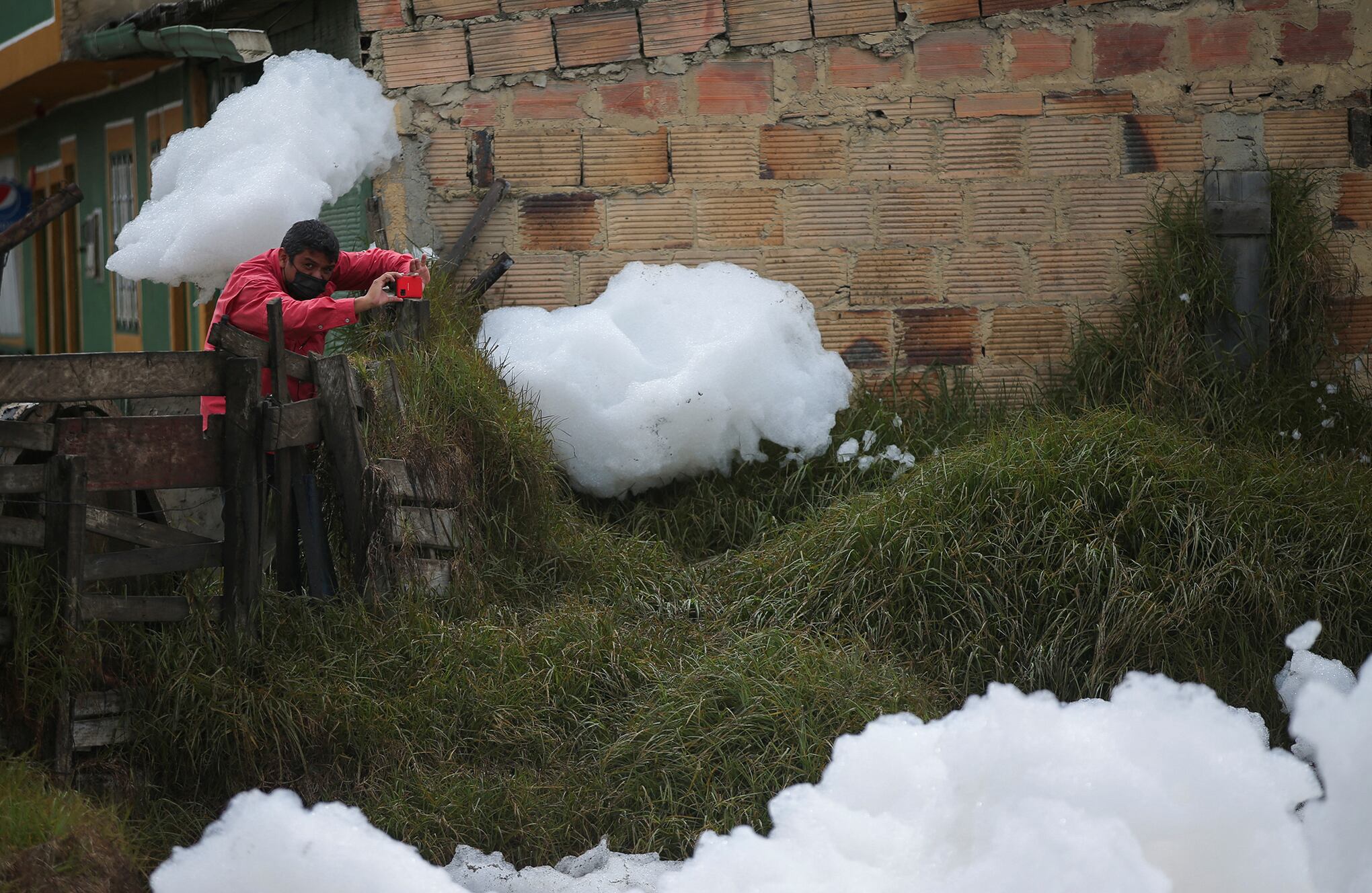Residentes huyen de la espuma del río Balsillas