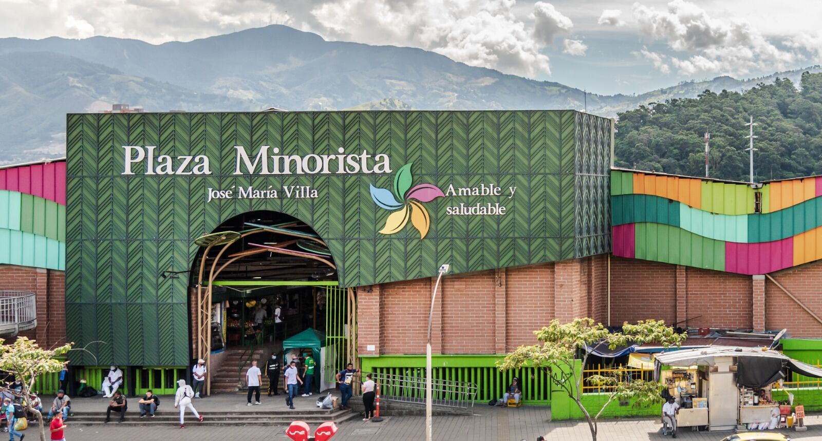 La plaza nació a finales de los años 70 e inicios de los 80, en medio de un proceso de reajuste urbanístico de la ciudad.