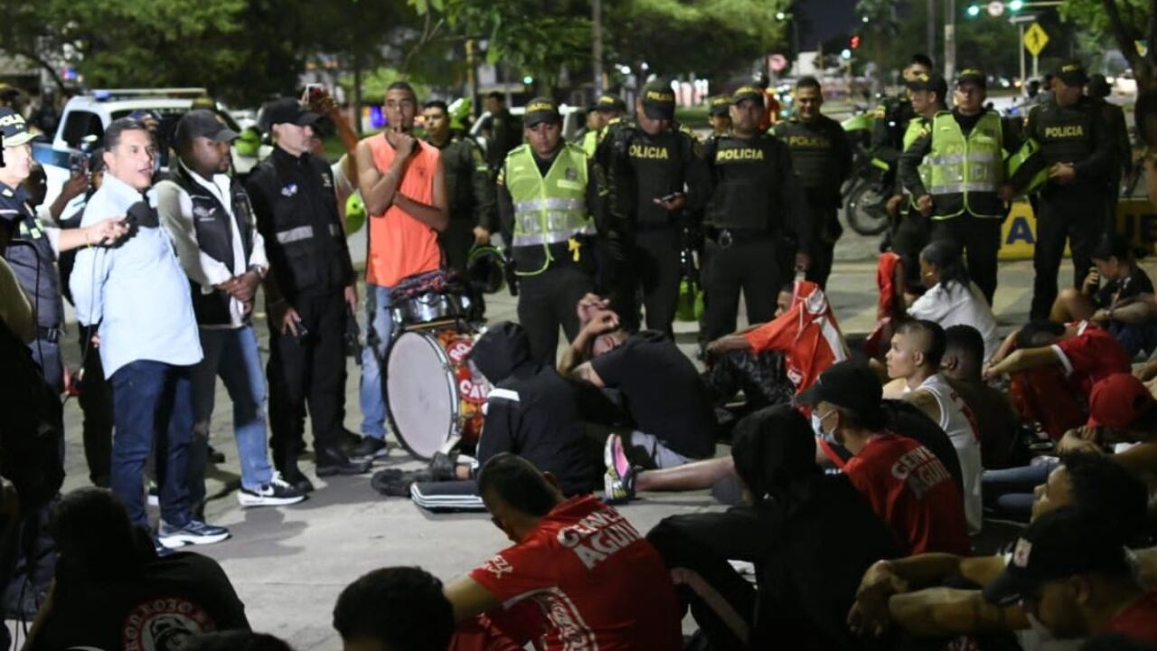 Momento en el que el alcalde Jorge Iván Ospina se dirige a los capturados.