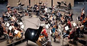 Sesión de grabación en el Teatro El Ensueño, con la orquesta formando un círculo por razones acústicas.