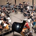 Sesión de grabación en el Teatro El Ensueño, con la orquesta formando un círculo por razones acústicas.