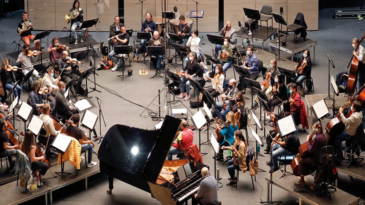 Sesión de grabación en el Teatro El Ensueño, con la orquesta formando un círculo por razones acústicas.