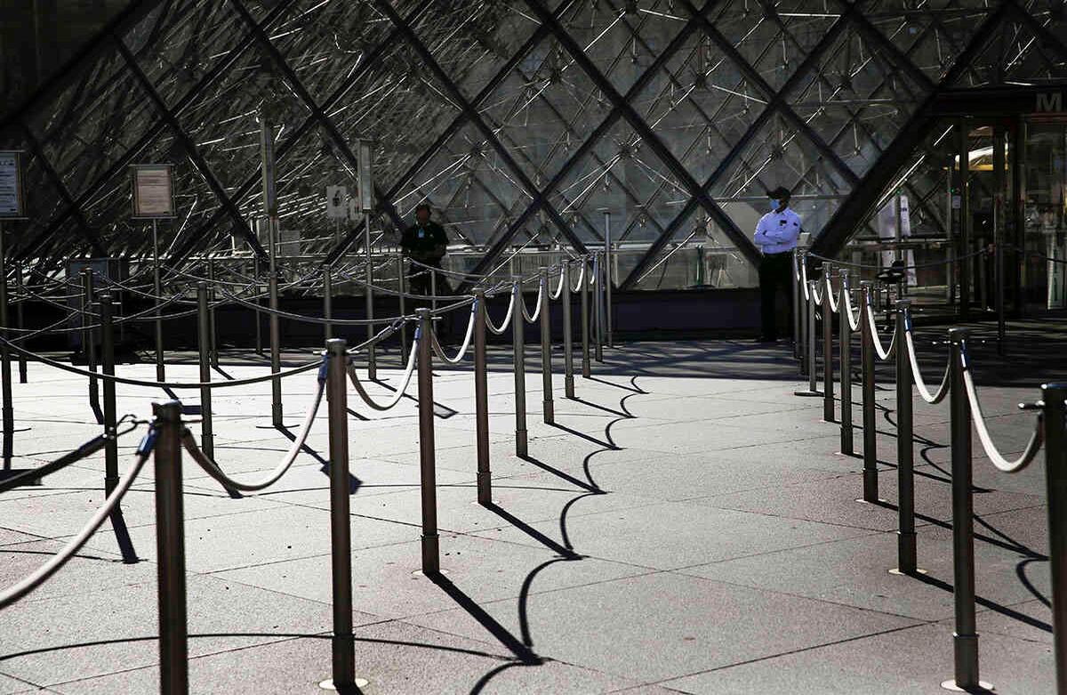 Desde las últimas semanas, el país ha ido levantando gradualmente las restricciones y sus habitantes han vuelto a salir de sus casas para retomar sus actividades cotidianas. El coronavirus causó millonarias pérdidas especialmente en el sector del turismo. (AP Photo/Christophe Ena)