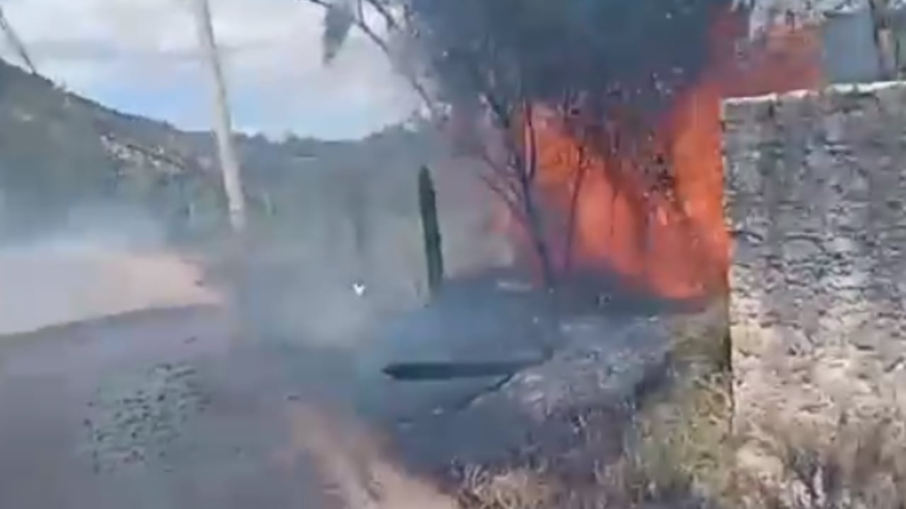 El incendio se originó por la caída de unos cables de tensión.