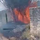 El incendio se originó por la caída de unos cables de tensión.