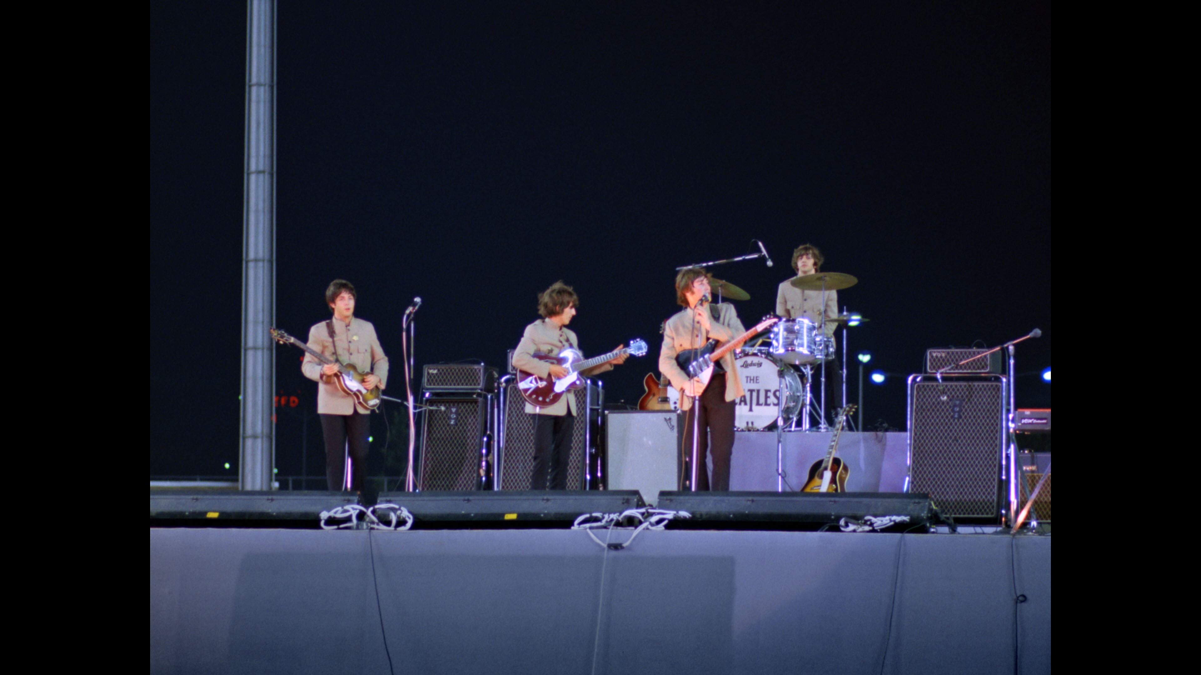 Los Beatles en el Shea Stadium de Flushing Meadow, Nueva York, el 15 de agosto de 1965. Actuaron ante una multitudinaria audiencia de 55.600 personas, un récord para cualquier concierto en aquella época. © 2025 Apple Corps Ltd. / cortesía Disney+