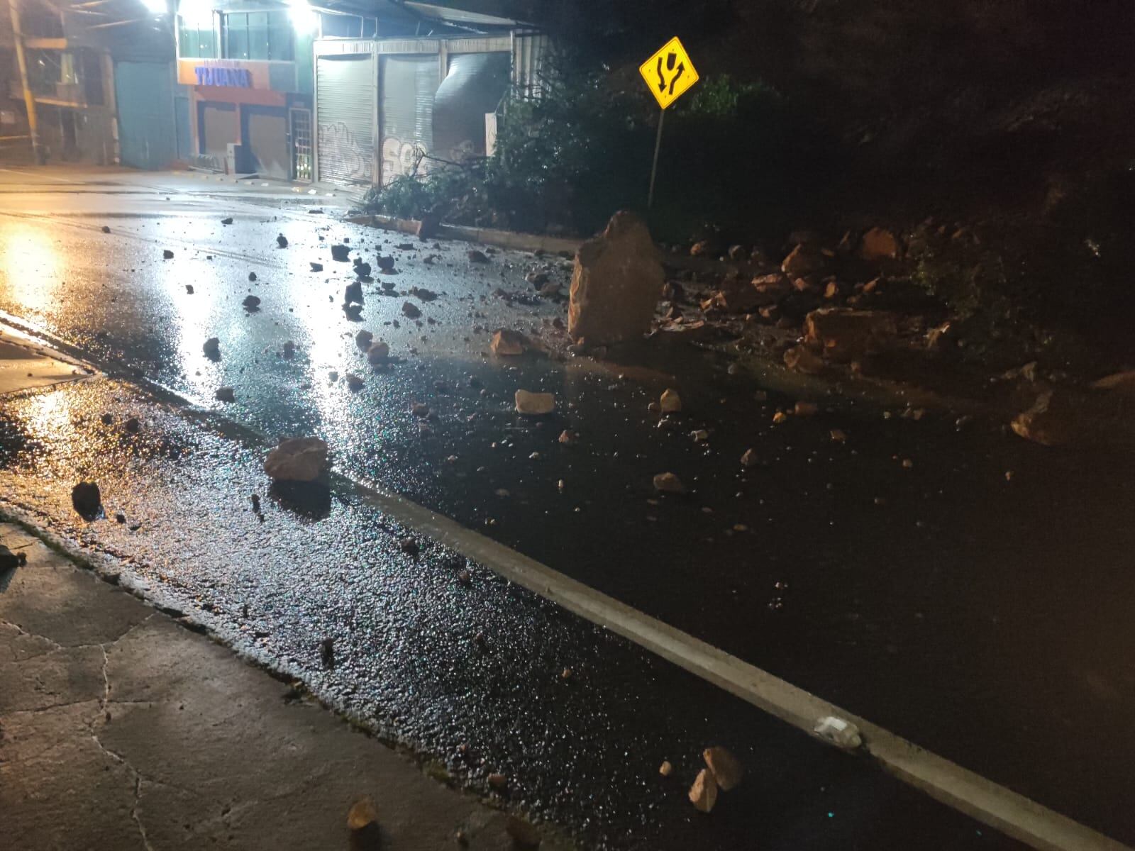 La concesión vial y personal del Consejo Municipal de Gestión de Riesgo ya están presentes en el lugar.