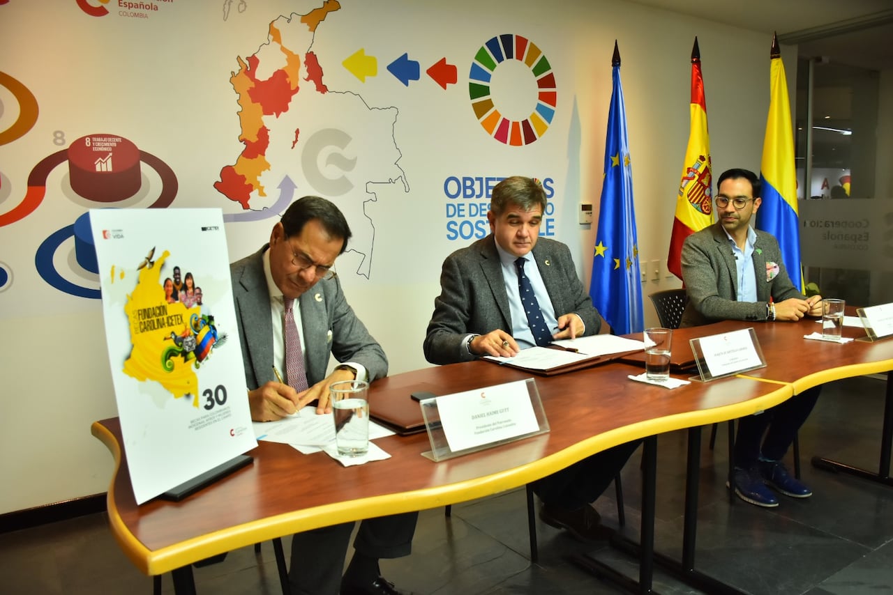 Los aspirantes deben tener nacionalidad colombiana, ser profesional, un compromiso de retorno al territorio en Colombia donde reside en el momento de la postulación después de terminar la misión académica y no tener residencia en España.