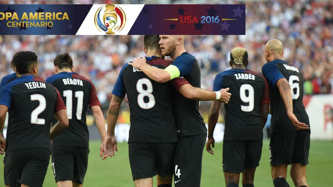 El goleador de Estados Unidos, Clint Dempsey, celebra el gol del triunfo con el capitán Michael Bradley.