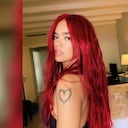 Karol G muestra su tatuaje y su pelo rojo