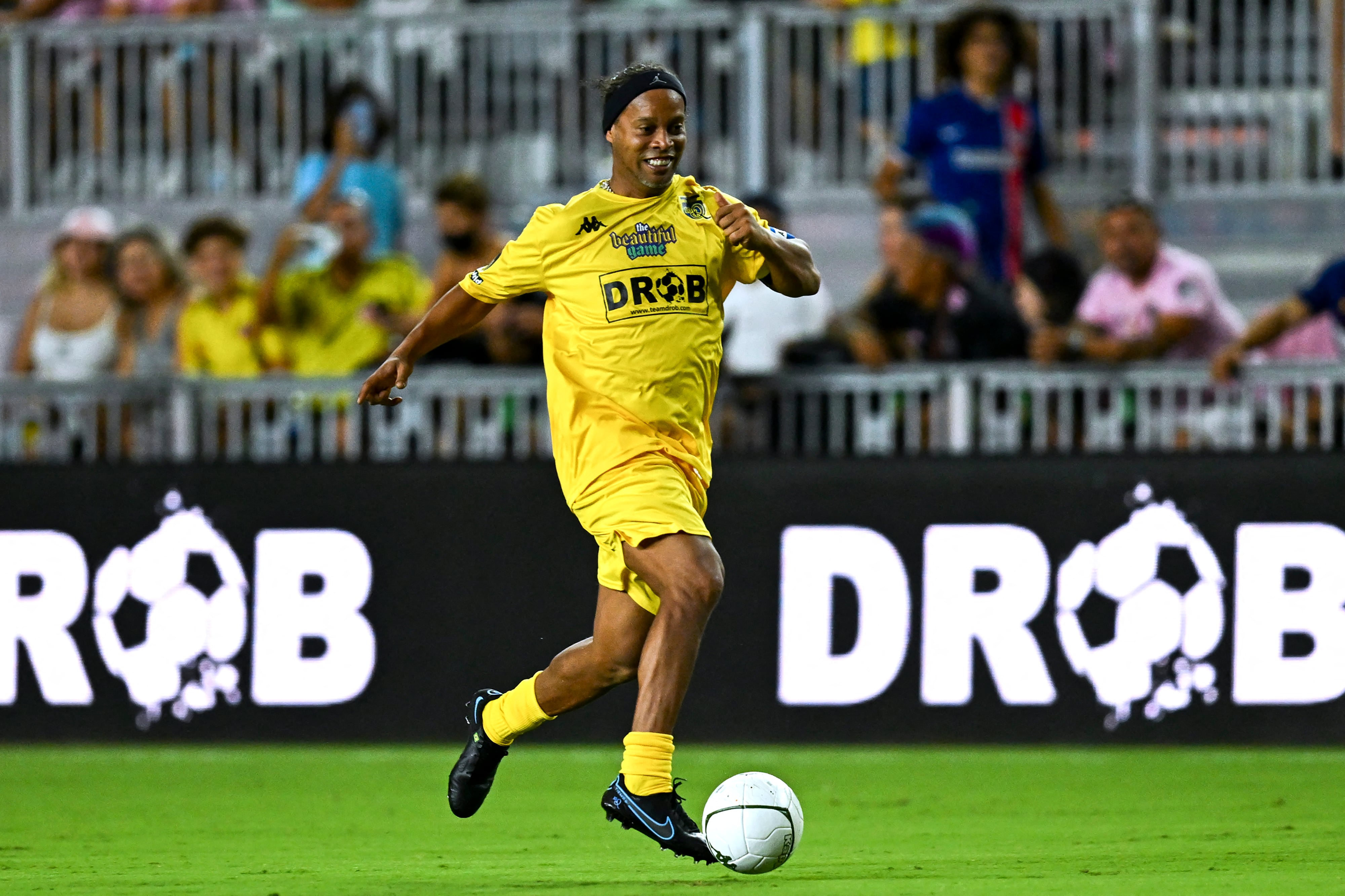El jugador de fútbol brasileño Ronaldinho controla la pelota durante "The Beautiful Game", un partido de fútbol de celebridades en el estadio DRV PNK en Fort Lauderdale, Florida, el 18 de junio de 2022. (Foto de Chandan Khanna / AFP)